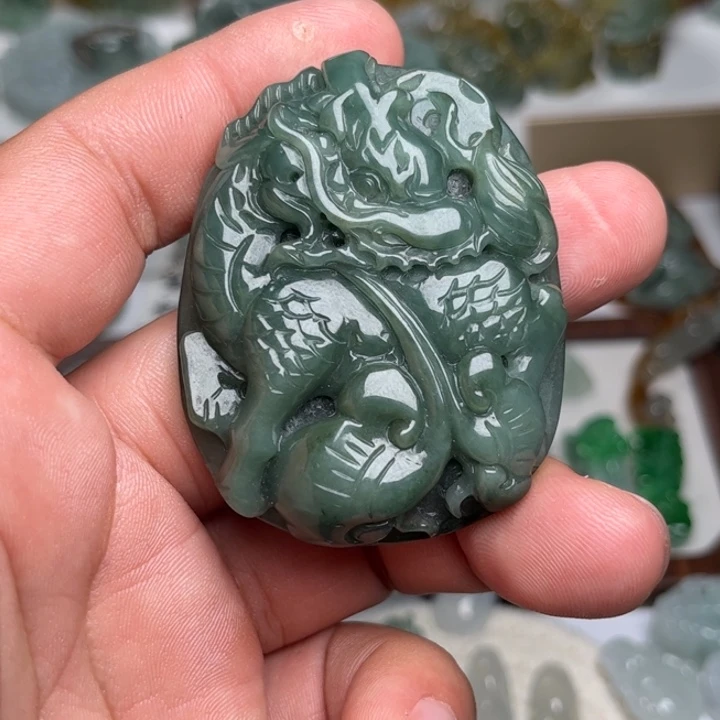 翡翠未镶嵌颈饰麒麟