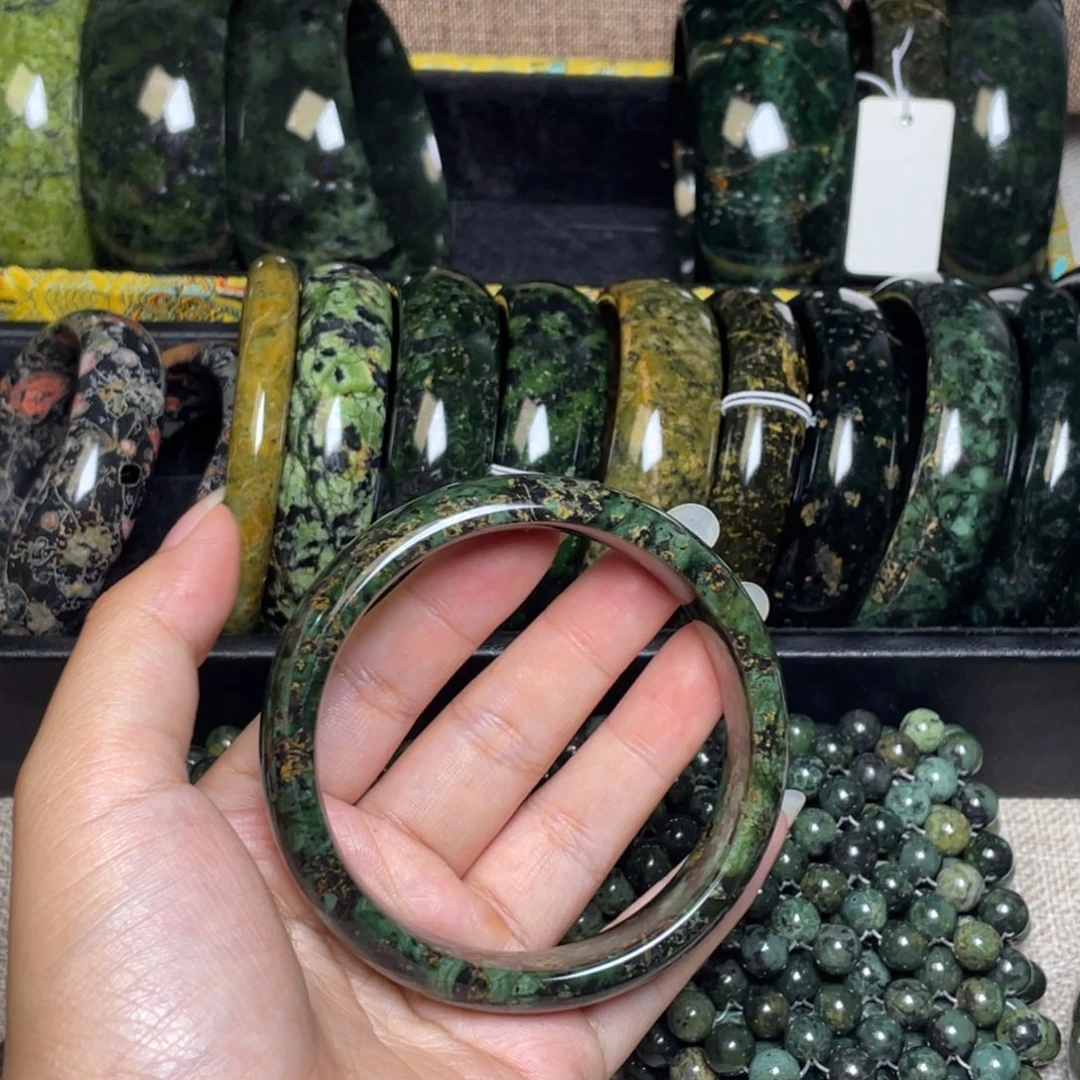 伊***儿蛇纹石玉未镶嵌手镯微瑕