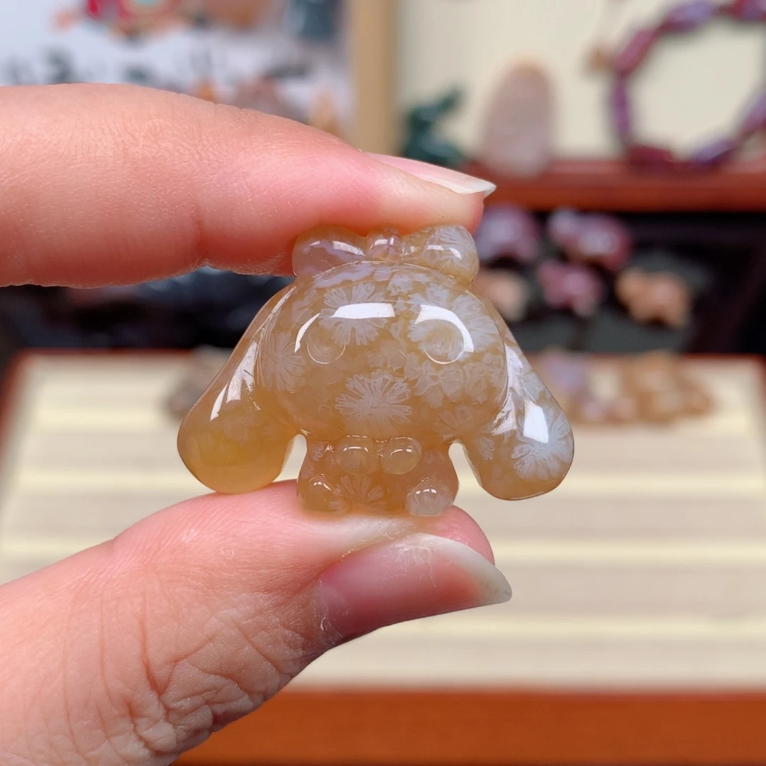 未镶嵌颈饰硅化玉