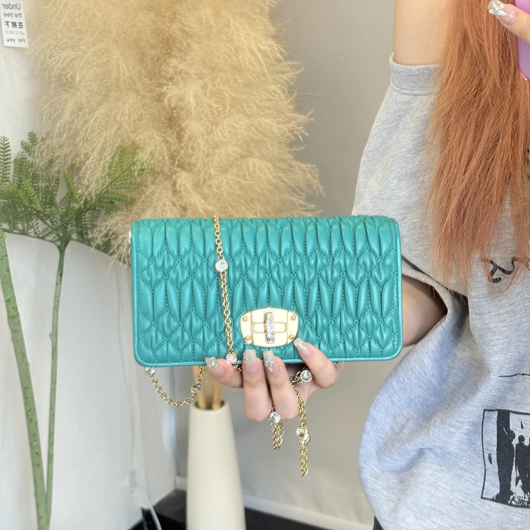 95新 MIU MIU/缪缪 在售款松石绿褶皱宝石链斜挎包