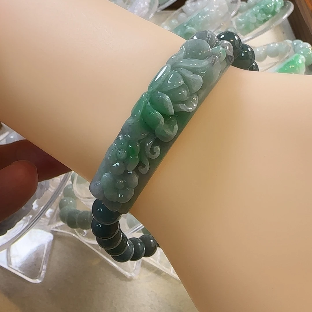 翡翠未镶嵌颈饰手牌