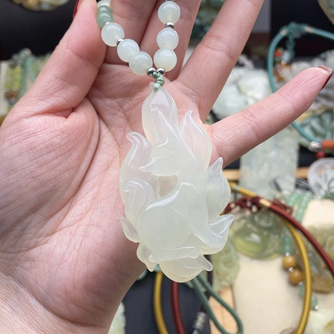 蛇纹石玉颈饰未镶嵌