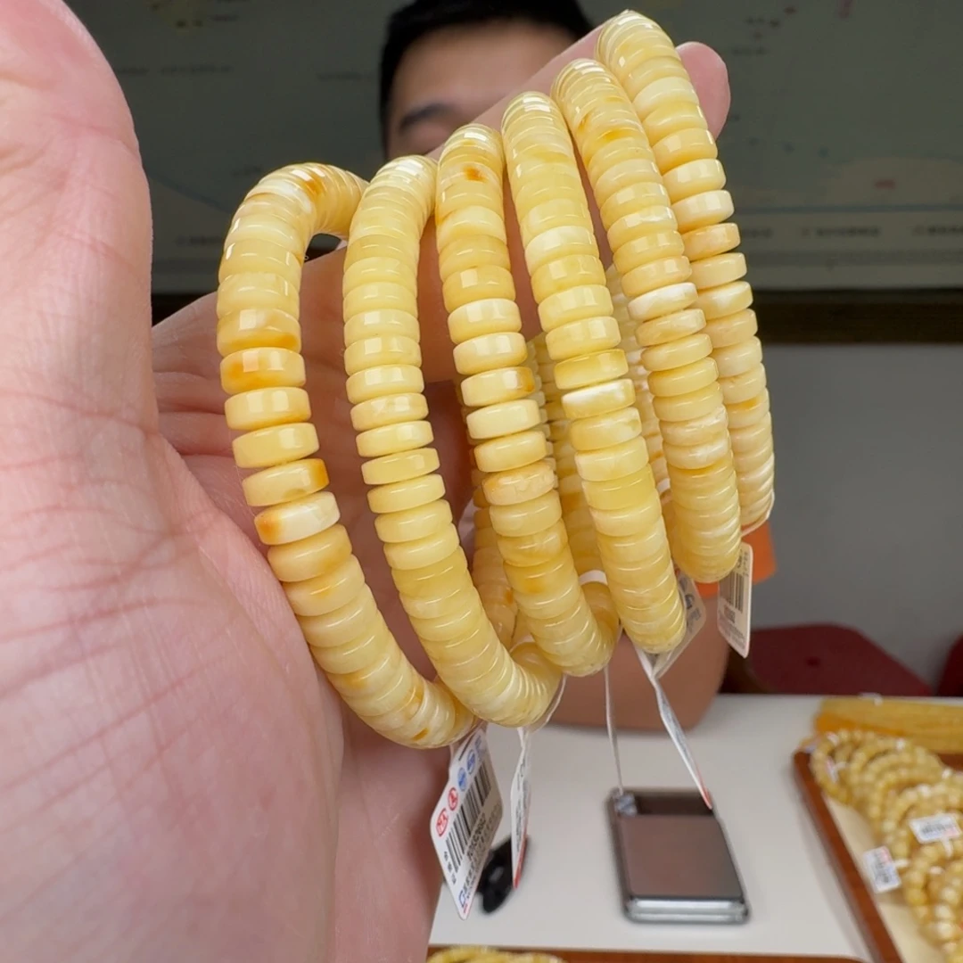 蜜蜡未镶嵌裸石多样性发其一