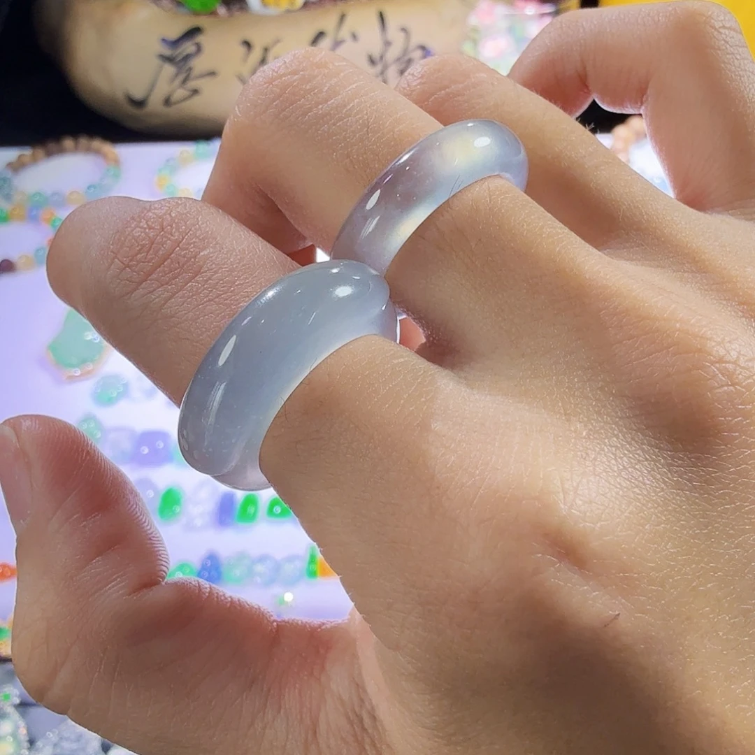 翡翠未镶嵌颈饰上手效果