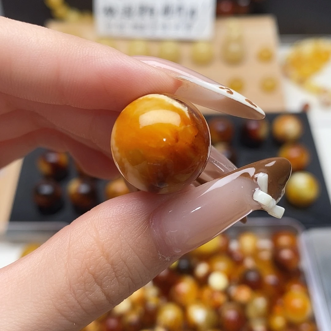 低***笑裸石虫珀未镶嵌蜜蜡