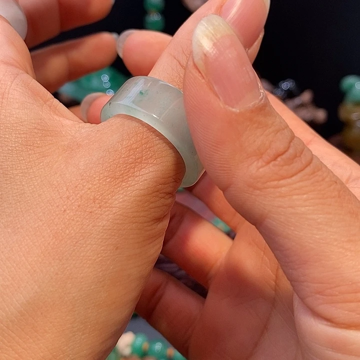 石英质玉（非洲翠）未镶嵌扳指