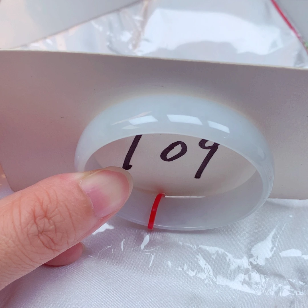 翡翠手镯未镶嵌翡翠