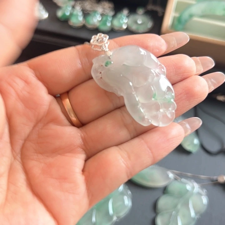 石英质玉（非洲翠）未镶嵌颈饰非洲翠佛手