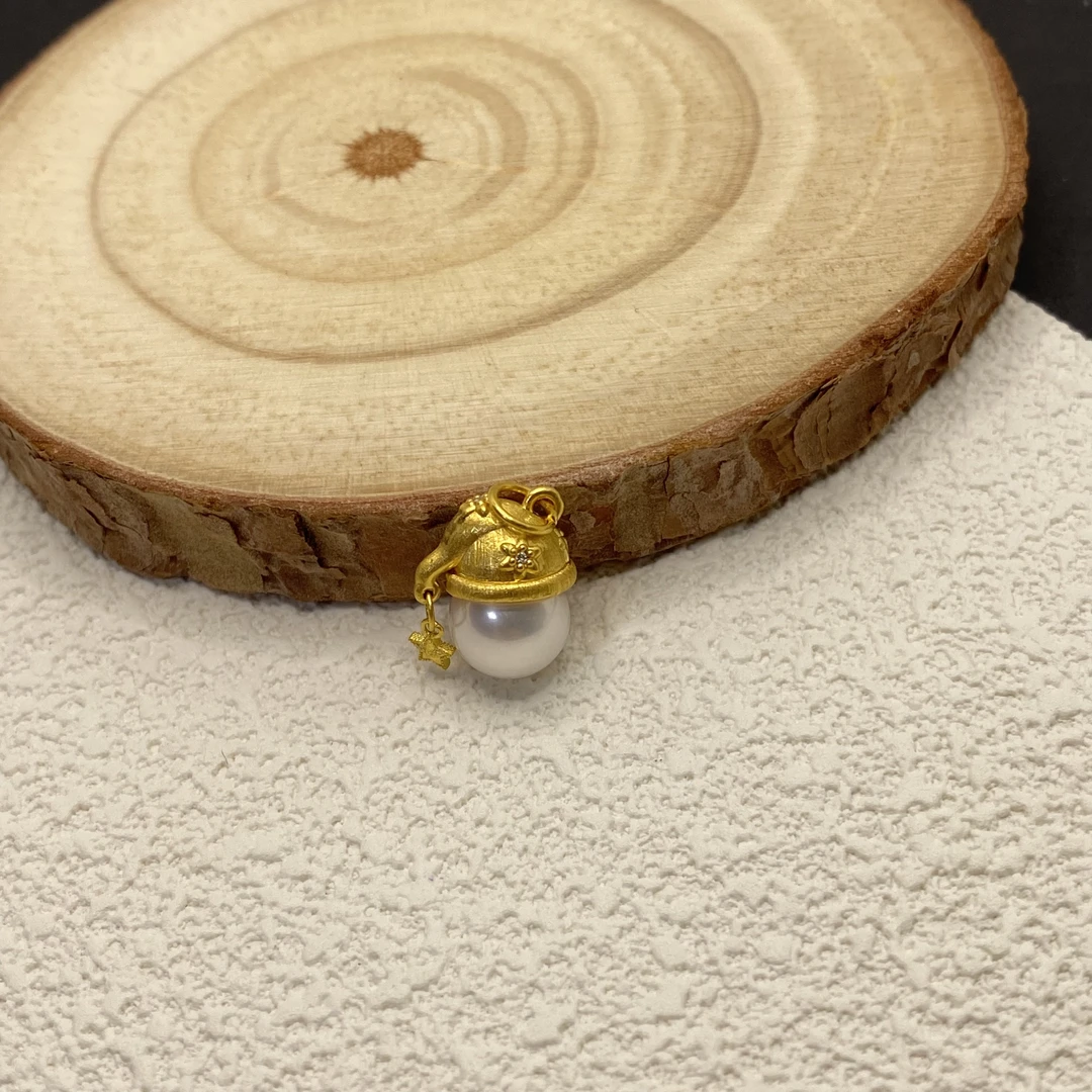 【金喜圆】足金999 莫桑珍珠圣诞帽吊坠/ 带证书钢印
