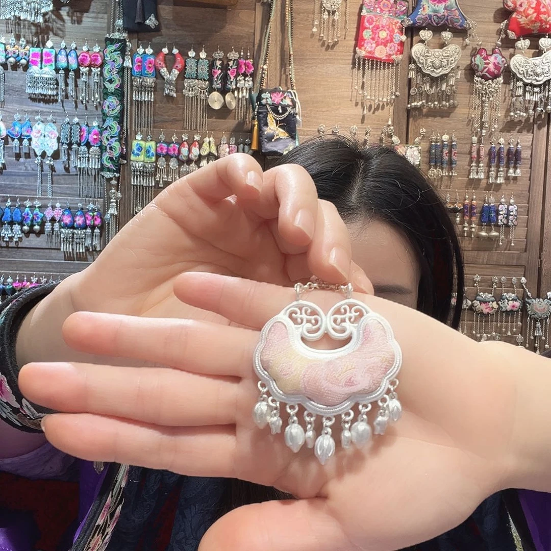 皮质铁合金毛衣链吊坠