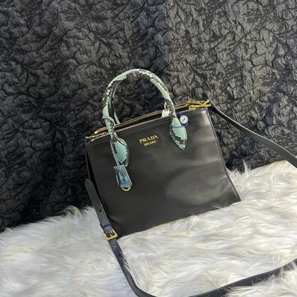 95新 Prada/普拉达 普拉达黑色小号斜挎包