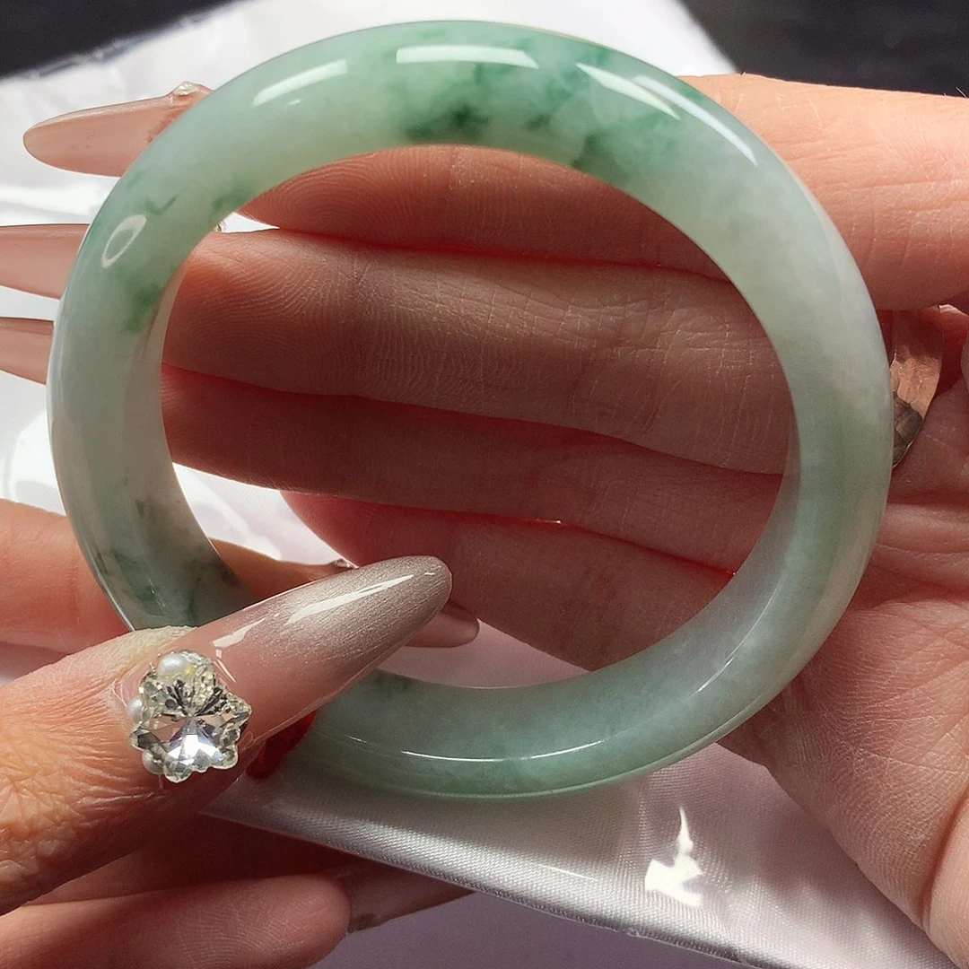 翡翠手镯未镶嵌56圈