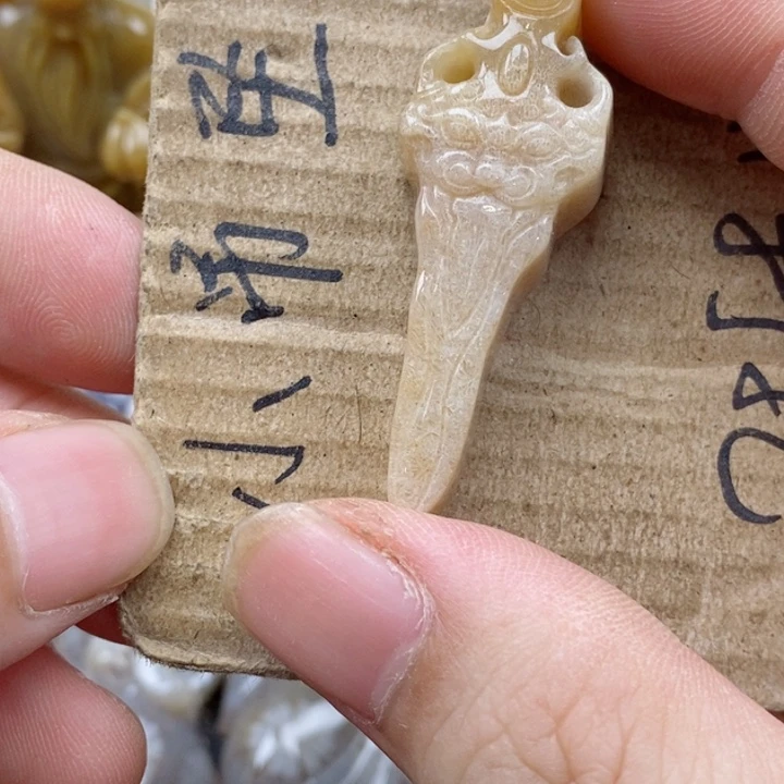 颈饰未镶嵌硅化珊瑚（珊瑚玉）森**烛