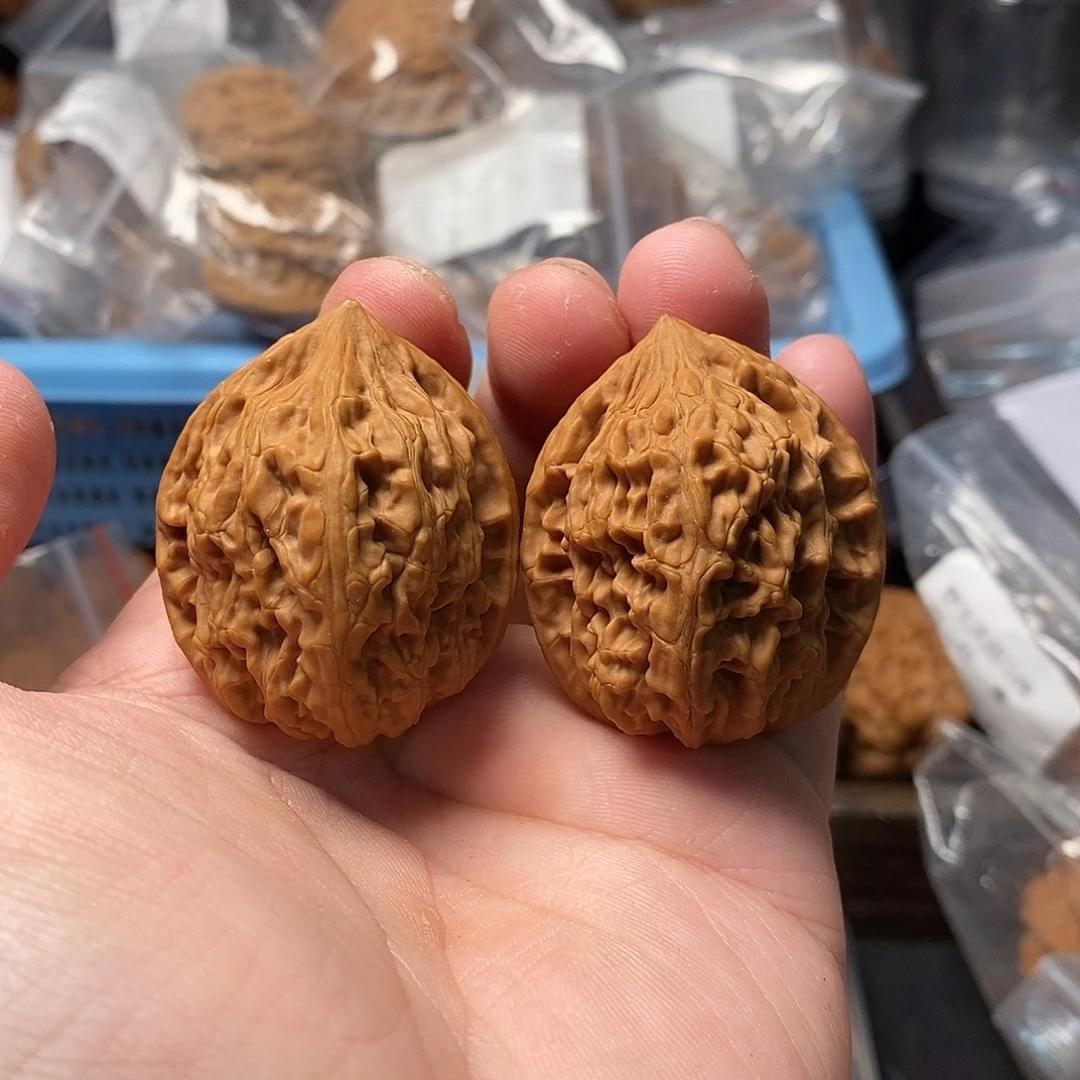 1文玩核桃油皮鸡心35-373