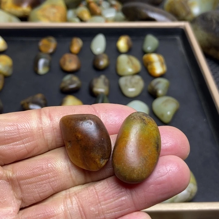 青***松和田玉（糖玉）未镶嵌珠宝奇石