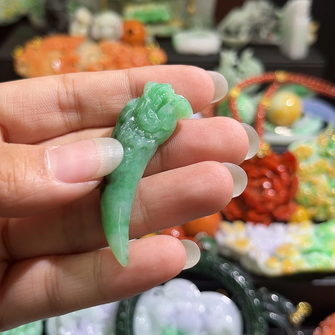 翡翠未镶嵌颈饰待编织