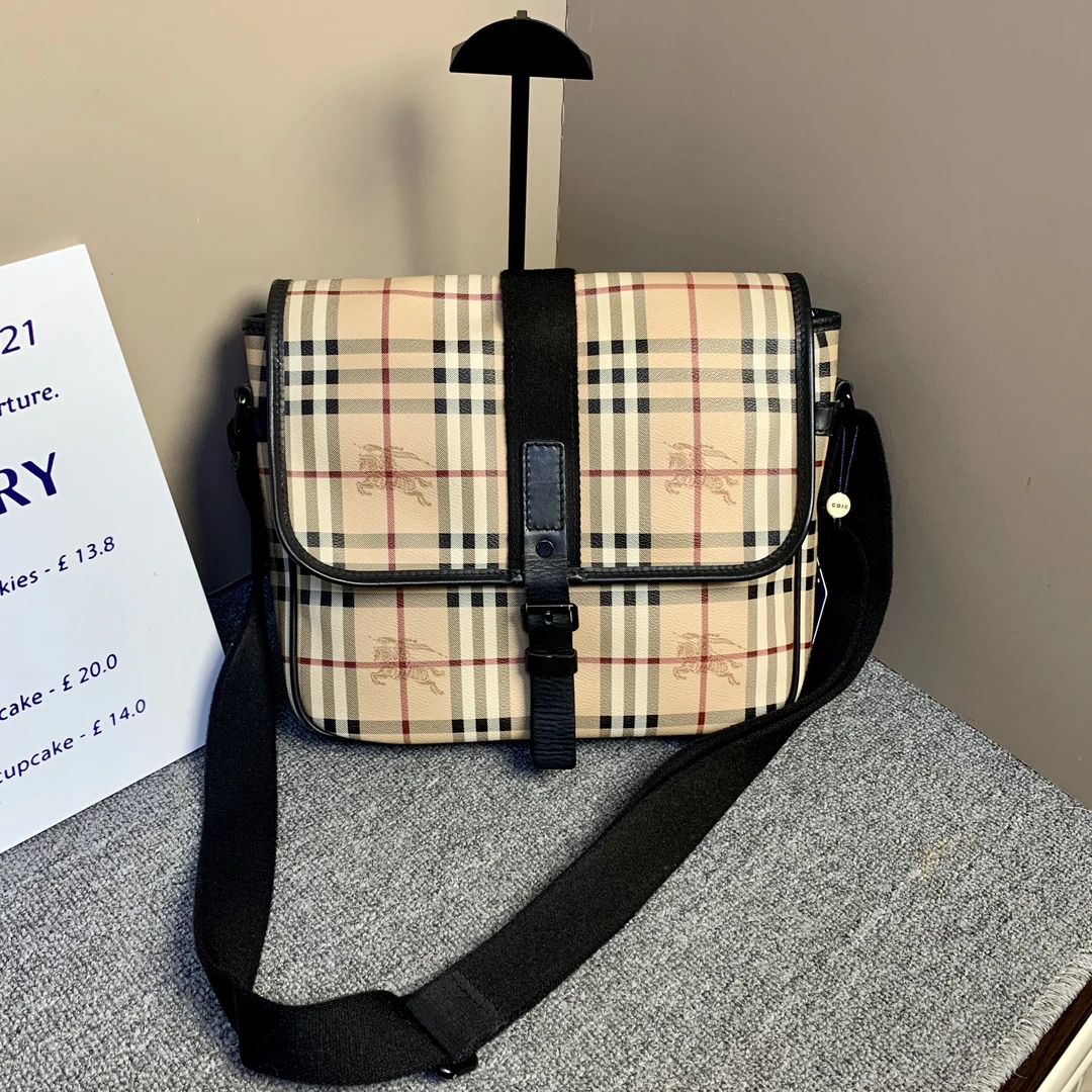 95新 BURBERRY/博柏利 战马斜挎包/Burberry斜跨邮差/单肩包