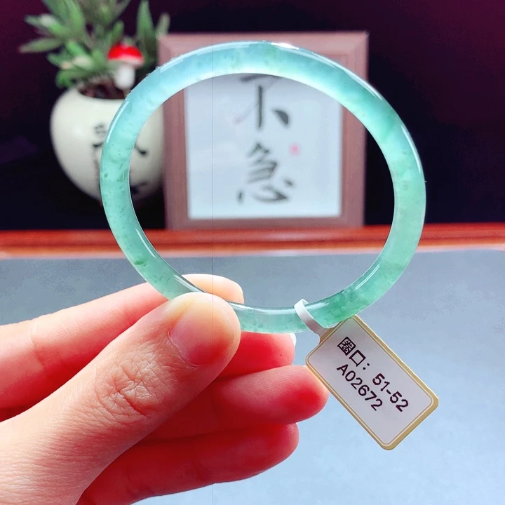 未镶嵌手镯翡翠圆镯