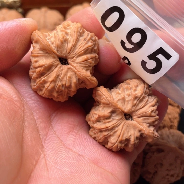 文玩核桃把件刚*血麒麟