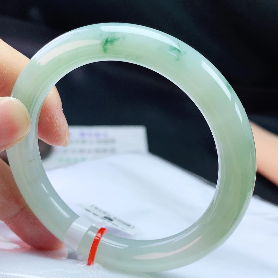 翡翠手镯未镶嵌56圈