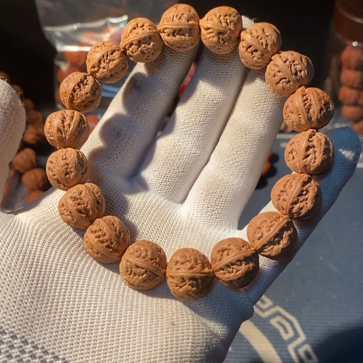 文玩核桃手串……70