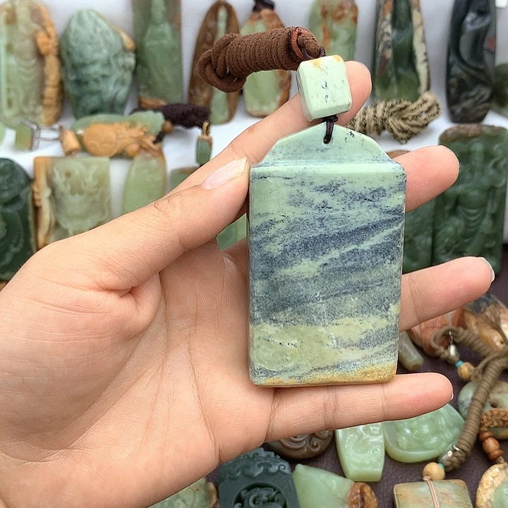 未镶嵌岫岩河磨玉（透闪石质玉）把件