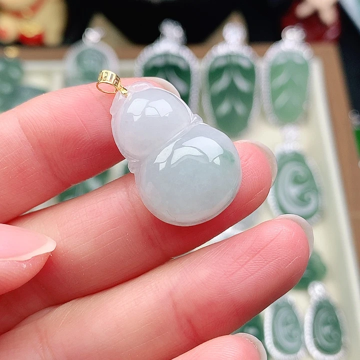 颈饰18K金镶嵌翡翠吊坠