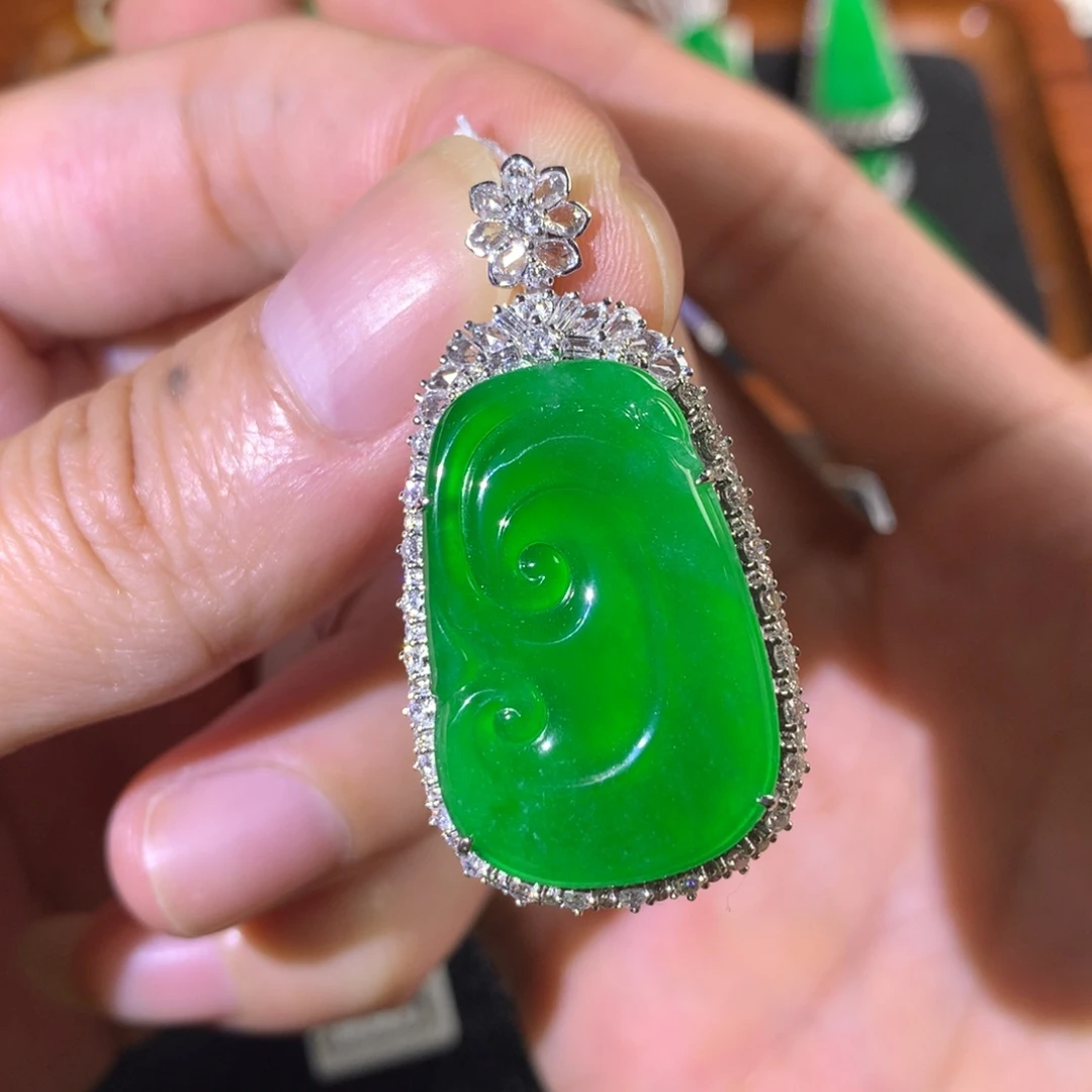 翡翠18K金镶嵌颈饰翡翠