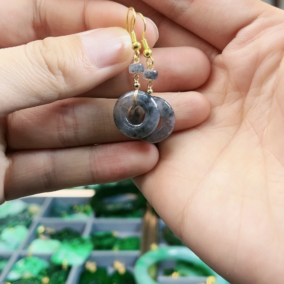 翡翠颈饰未镶嵌耳饰