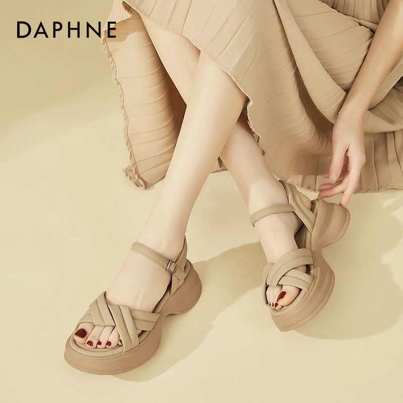 达芙妮一字带凉鞋女2025新款夏季厚底百搭沙滩凉鞋软底露趾松糕鞋