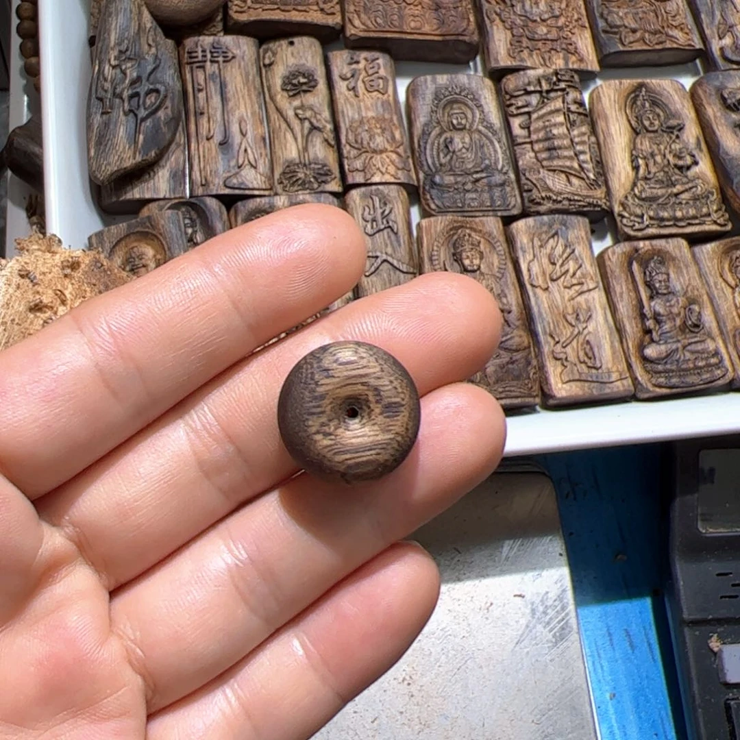 吊坠沉香白棋雕刻