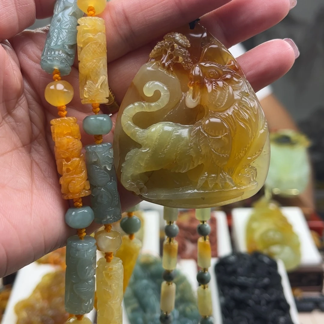 幕***站岫玉未镶嵌颈饰挂件