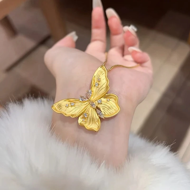 瑞诺黄金蝴蝶项链吊坠女足金999小众点钻锁骨链送女友新年礼物