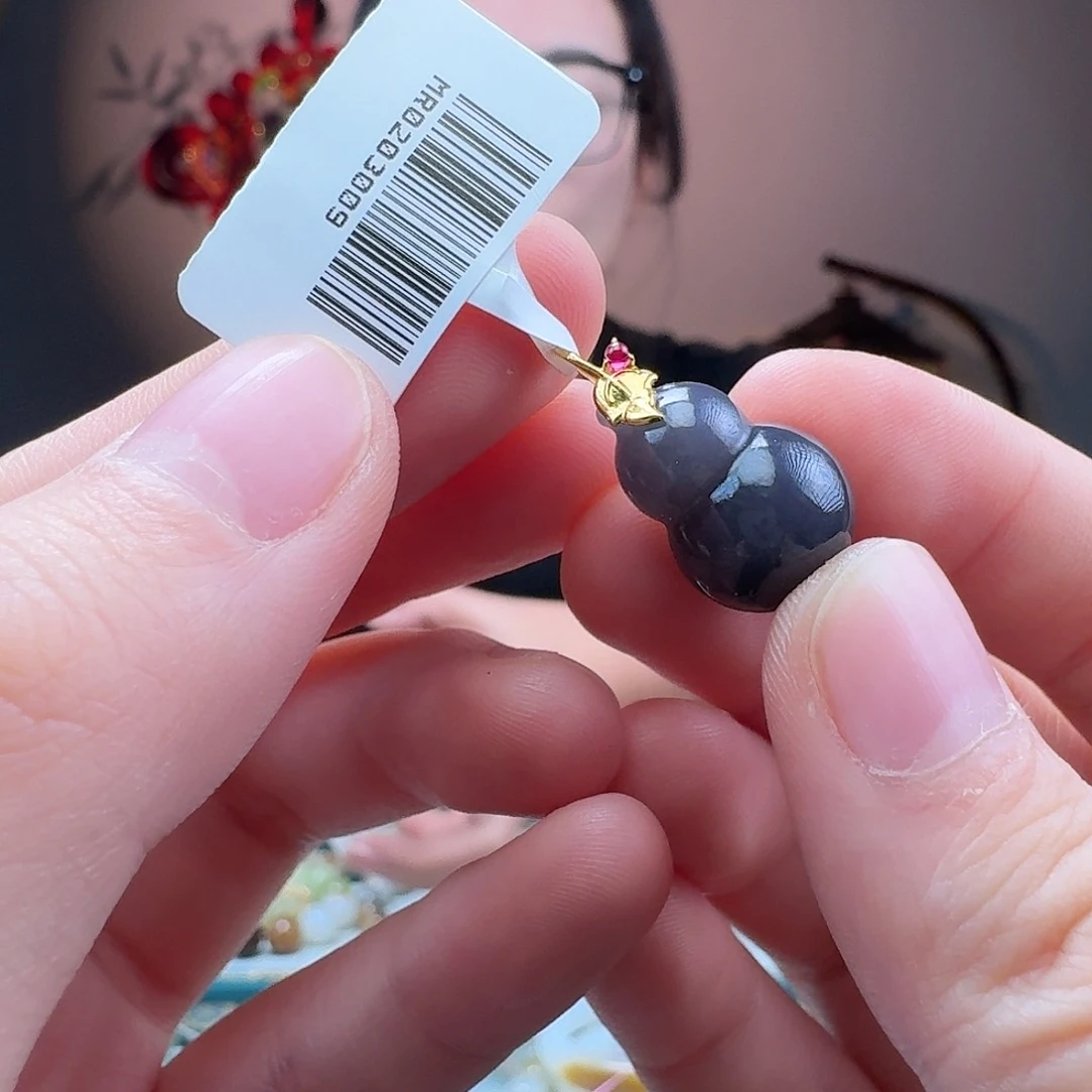 和田玉吊坠18K金镶嵌Q**哥