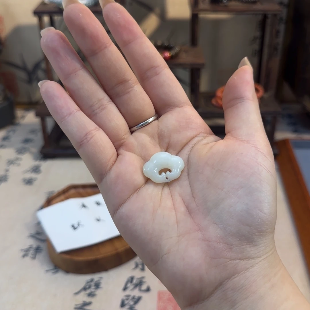 蛇纹石玉颈饰合金