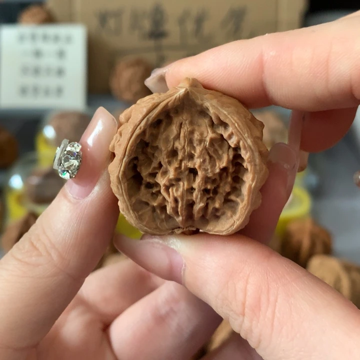 鸿***文玩核桃吊坠异形单只，有瑕疵