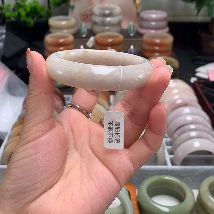 未镶嵌玉石英质玉（佘太翠）