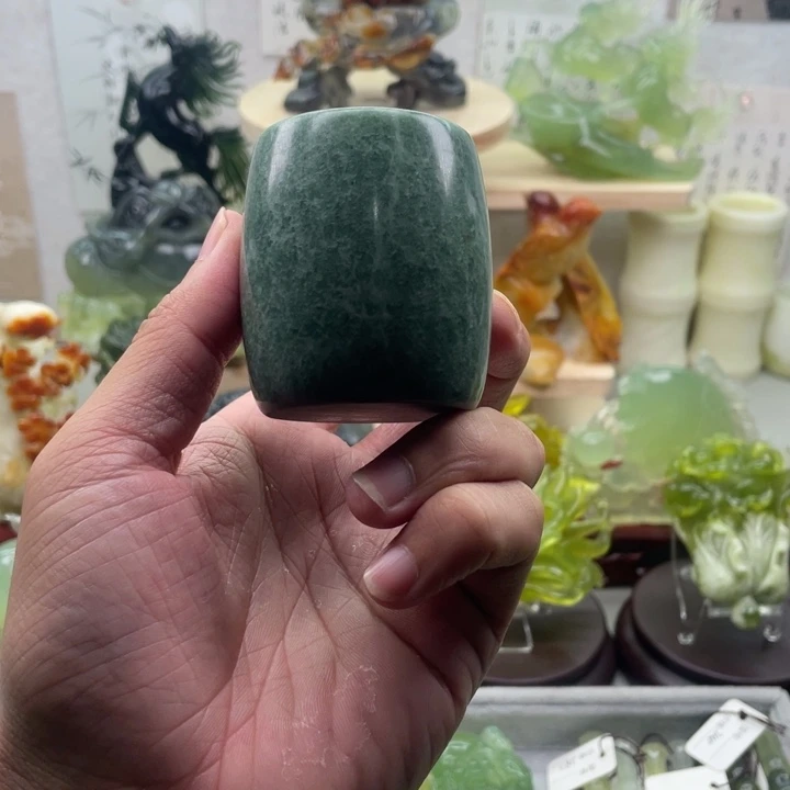 蛇纹石玉未镶嵌四大名玉杯子