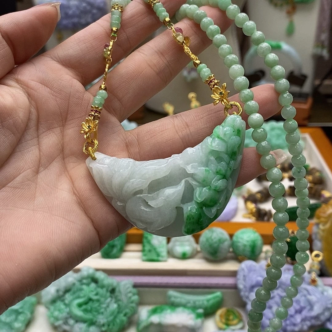 颈饰未镶嵌翡翠天然