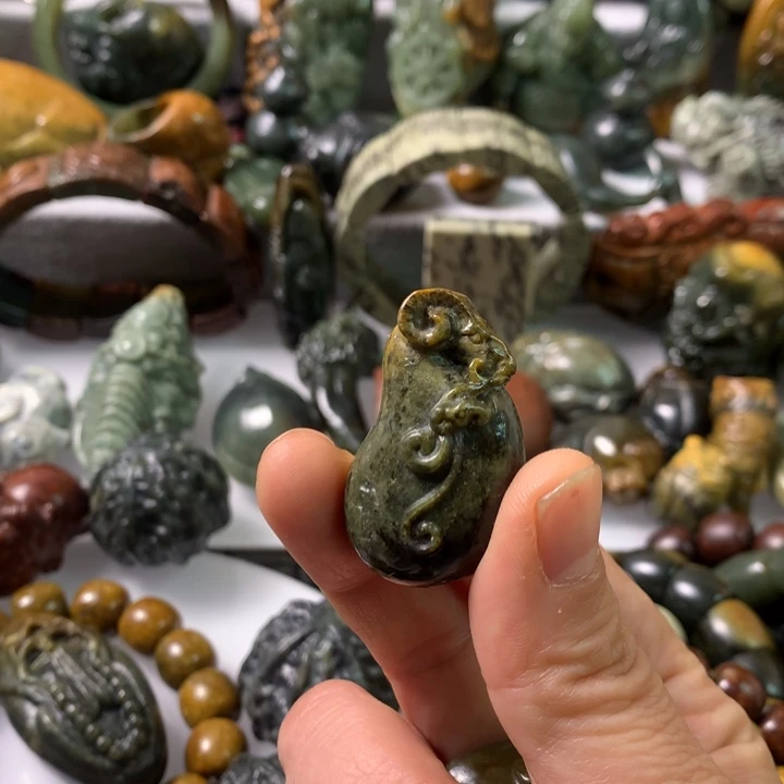 未镶嵌岫岩河磨玉（透闪石质玉）把件
