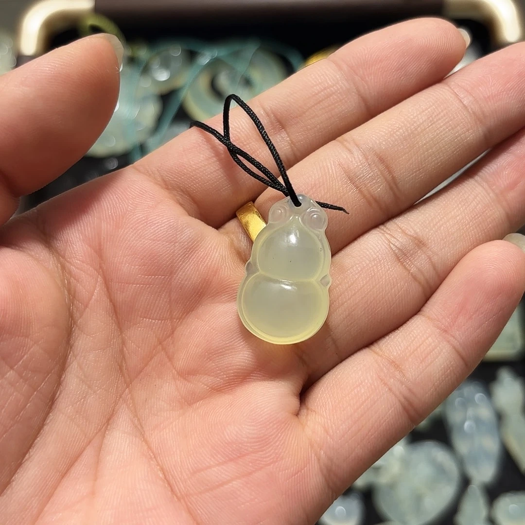 小***.蛇纹石玉未镶嵌颈饰