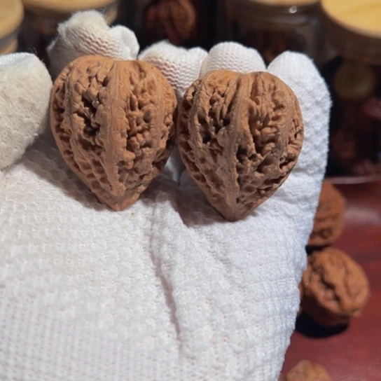 文玩核桃吊坠饕餮藏金塔