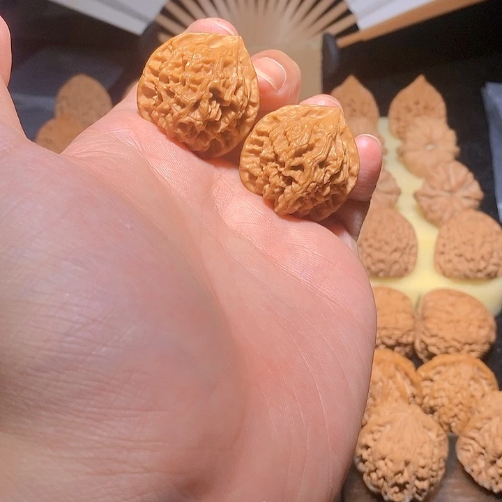 文玩核桃手把件珊瑚塔