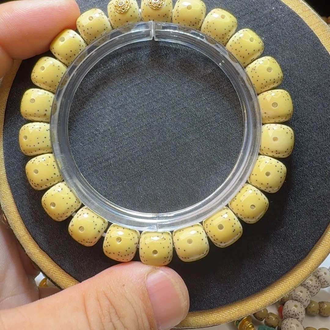 吊坠星月菩提鸡油黄