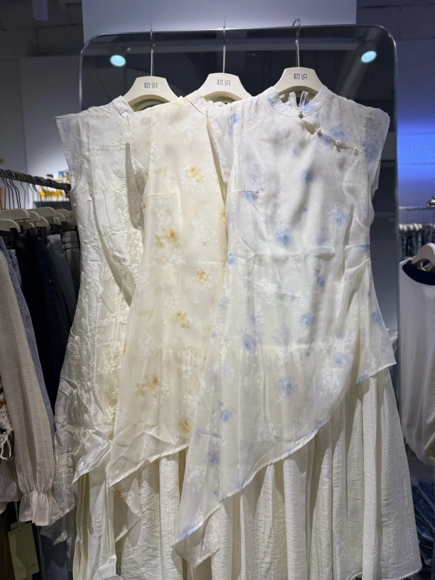 2585 下摆不规则盘扣国风连衣裙