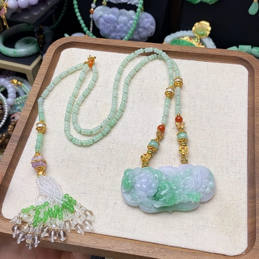 翡翠未镶嵌颈饰如意锁