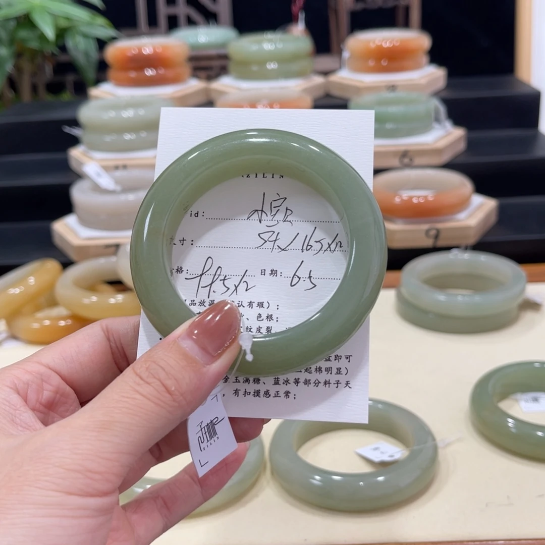 石英质玉手镯未镶嵌财****贝