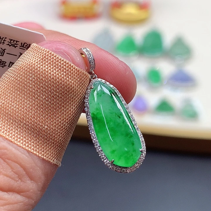 翡翠18K金镶嵌颈饰