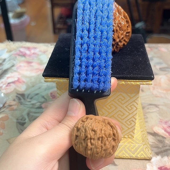 文玩核桃把件一只核桃送一把刷子