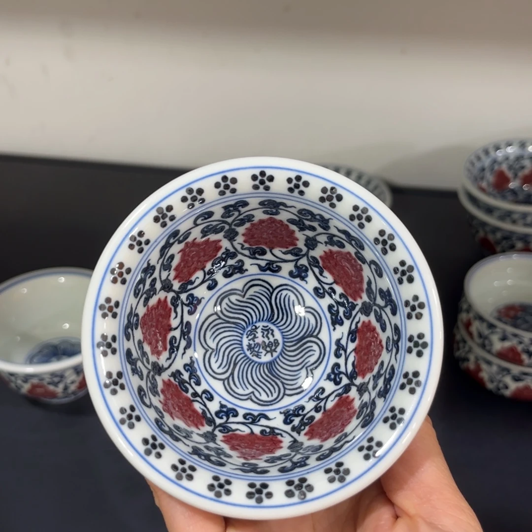 满绘青花釉里红缠枝莲大压手